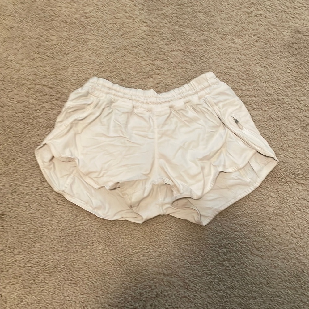 Lululemon Tracker shorts size 8 Color white 2.5 inch